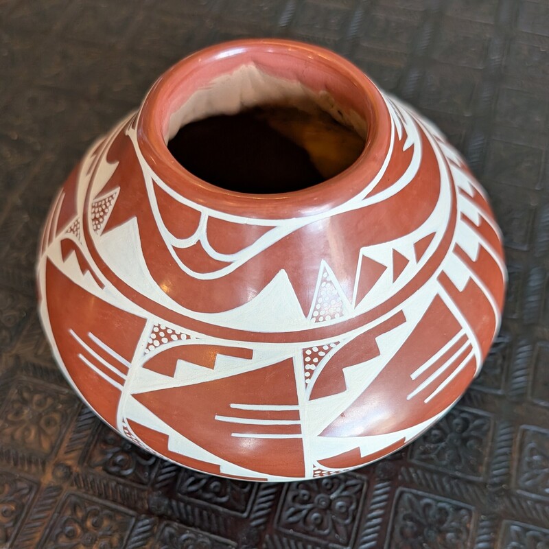 Geraldine Gutierrez Potte, Redware, Santa Clara<br />
6w x 4.5h