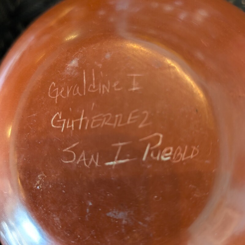 Geraldine Gutierrez Potte, Redware, Santa Clara<br />
6w x 4.5h