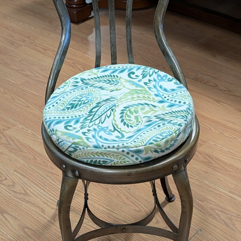 Clement Uhl Vintage Steel Chair, Silver<br />
Punched Metal Seat<br />
14 x 14 x 32h