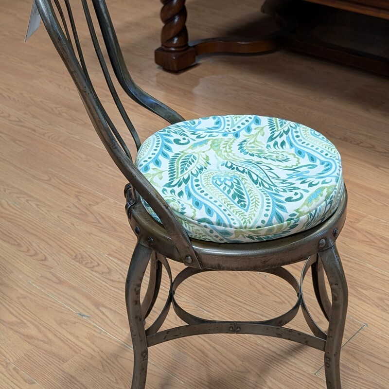 Clement Uhl Vintage Steel Chair, Silver<br />
Punched Metal Seat<br />
14 x 14 x 32h