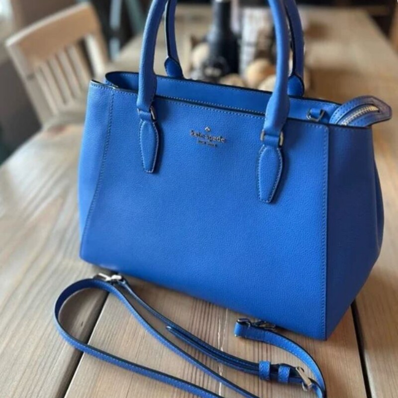 Kate Spade Cedar Crossbody
Navy and Gold
Size: 11x7H
