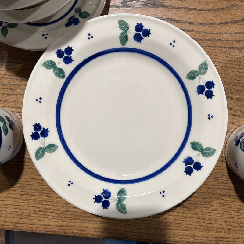 14 Pc Hartland Pottery,
Hartland Pottery Wild Blueberry
dish set.
4 dinner plates, 4 bowls, 4 mugs, 2 sandwhich plates.