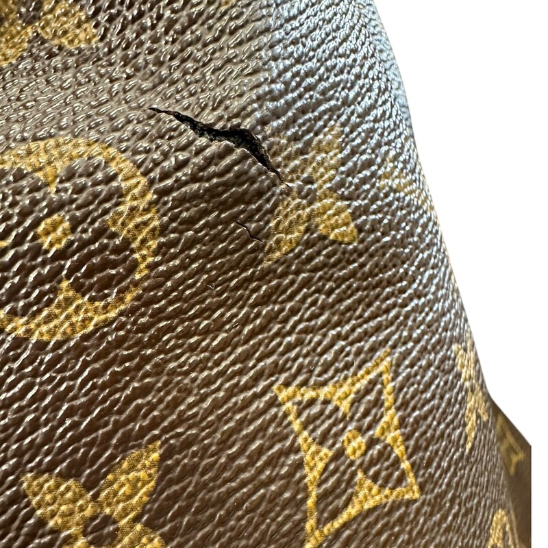 Louis Vuitton Delightful MM Monogram<br />
<br />
Date Code: SD4170<br />
<br />
<br />
Dimensoin:<br />
Base length: 15.50 in<br />
Height: 12.50 in<br />
Width: 5.50 in<br />
Drop: 7.00 in<br />
<br />
In good condition. Wear to the leather and canvas. Crack on front and back of canvas. Interior staining.<br />
<br />
Does not come wth the original dust bag or box.