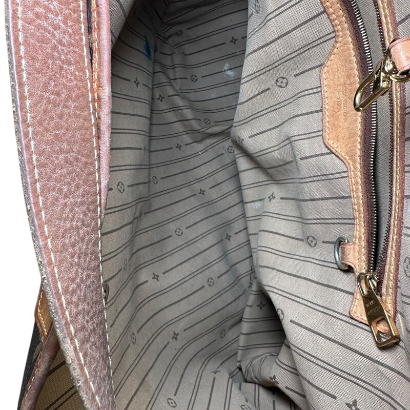 Louis Vuitton Delightful MM Monogram<br />
<br />
Date Code: SD4170<br />
<br />
<br />
Dimensoin:<br />
Base length: 15.50 in<br />
Height: 12.50 in<br />
Width: 5.50 in<br />
Drop: 7.00 in<br />
<br />
In good condition. Wear to the leather and canvas. Crack on front and back of canvas. Interior staining.<br />
<br />
Does not come wth the original dust bag or box.