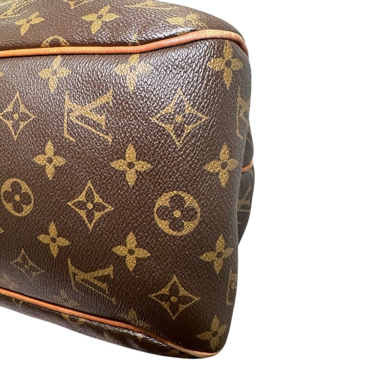 Louis Vuitton Delightful MM Monogram<br />
<br />
Date Code: SD4170<br />
<br />
<br />
Dimensoin:<br />
Base length: 15.50 in<br />
Height: 12.50 in<br />
Width: 5.50 in<br />
Drop: 7.00 in<br />
<br />
In good condition. Wear to the leather and canvas. Crack on front and back of canvas. Interior staining.<br />
<br />
Does not come wth the original dust bag or box.