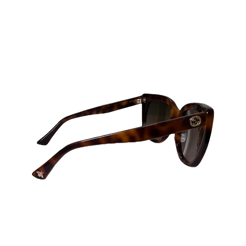 Gucci GG163S Tortoise<br />
<br />
In very good condition. Light scratching ot the lens.<br />
<br />
Comes with original case and dust sleeve.