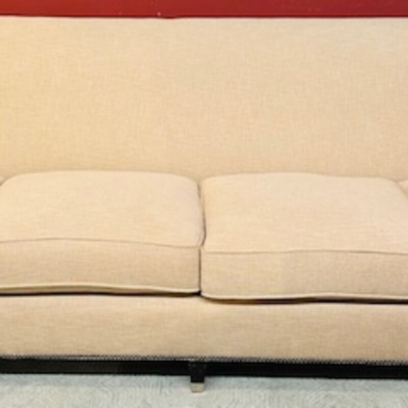 Bernhardt Palisades Sofa
Beige Tweed Dark Gold Nailhead Trim
Size: 108x40x35H
Includes Two Matching Pillows
With clean lines and graceful curves, this sofa delivers modern luxury. The gently curved arms bring elegance to a room while thin piping and the tight back show the professional upholstery work of Bernhardt furniture.
Retail $4852
