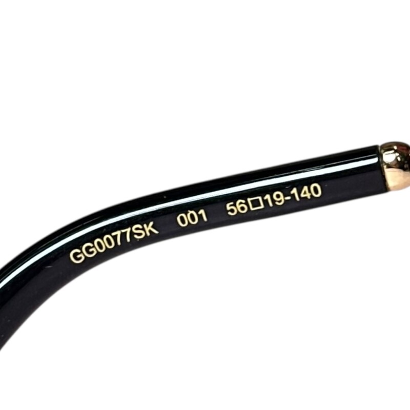 Gucci GG0077SK Black<br />
<br />
Light scratching to the lens.<br />
<br />
Comes with the original case.