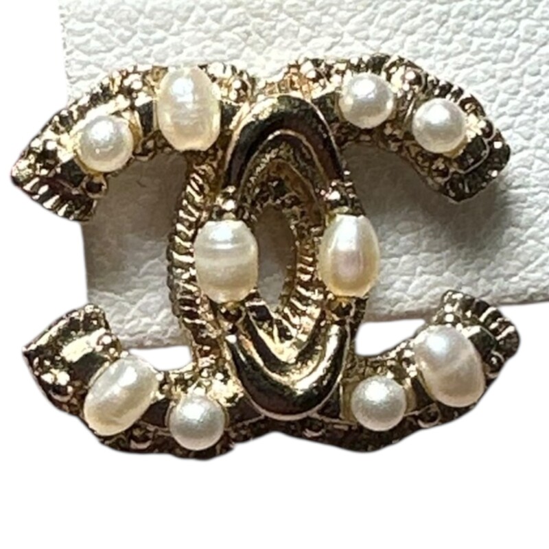 Chanel Pearl Gold Studs<br />
<br />
A11 C<br />
<br />
Dimensions: .75in x .65in<br />
<br />
In very good condition.<br />
<br />
Does not come with the original dust bag or box.