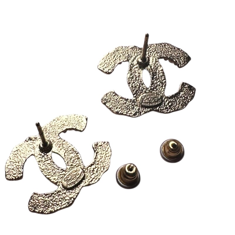 Chanel Pearl Gold Studs<br />
<br />
A11 C<br />
<br />
Dimensions: .75in x .65in<br />
<br />
In very good condition.<br />
<br />
Does not come with the original dust bag or box.