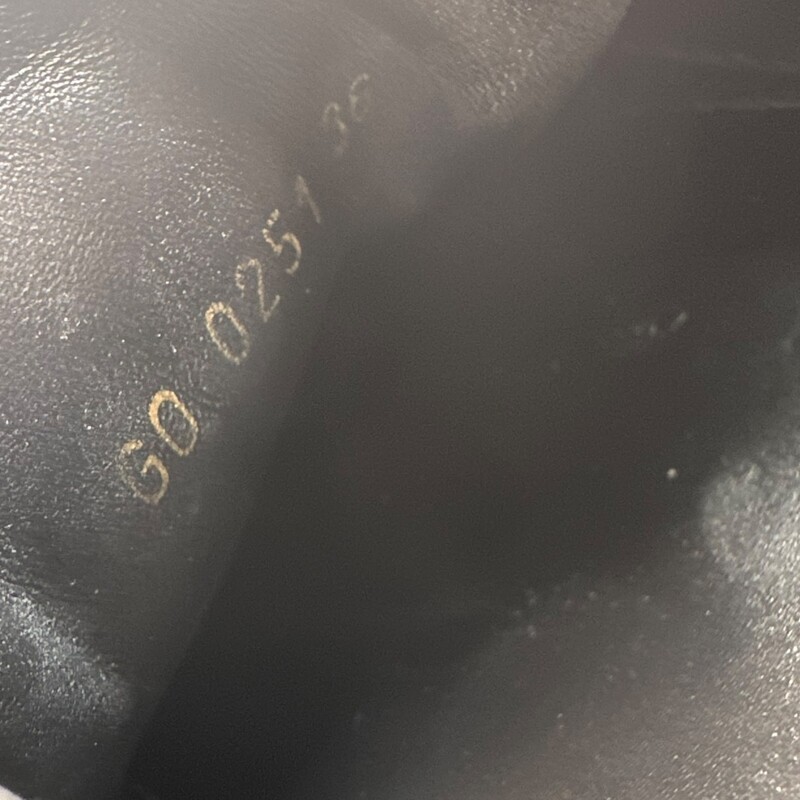 Louis Vuitton Suede Monogram Run Away Sneakers Black<br />
<br />
Size: 36<br />
<br />
Code: GO0251<br />
<br />
In very good condition. Light scuffs to the soles.<br />
<br />
Comes with original box. No dust bag.