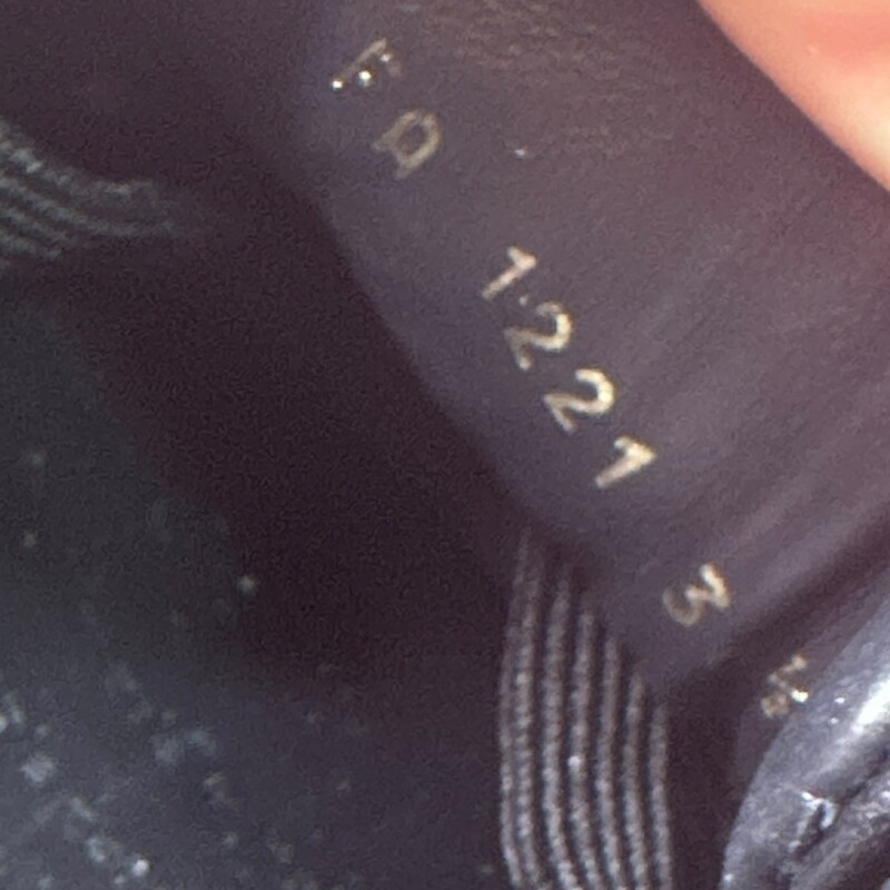 Louis Vuitton Timeout Black Leather<br />
<br />
Size: 36.5<br />
<br />
Code: FA 1221<br />
<br />
In excellent condition.<br />
<br />
Does not come with the original dust bag or box.