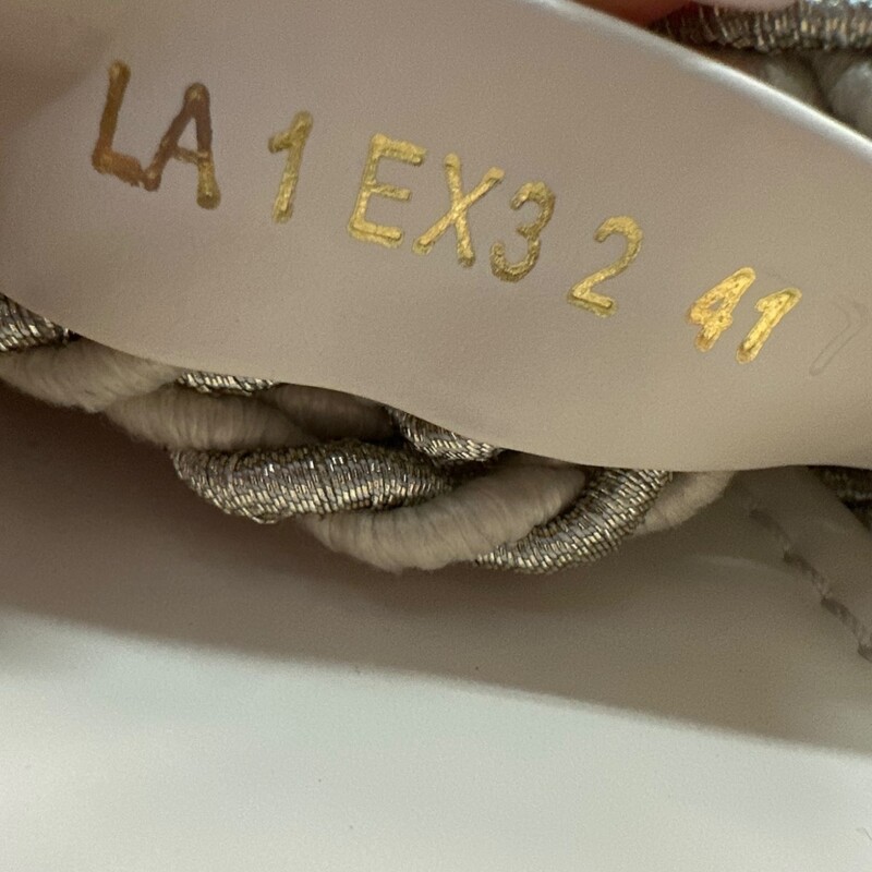 Valentino Rockstud Torchon Wedge Cream<br />
<br />
Size: 40<br />
<br />
LA1EX32<br />
<br />
In excellent condition.<br />
<br />
Comes with the original box. No dust bag.
