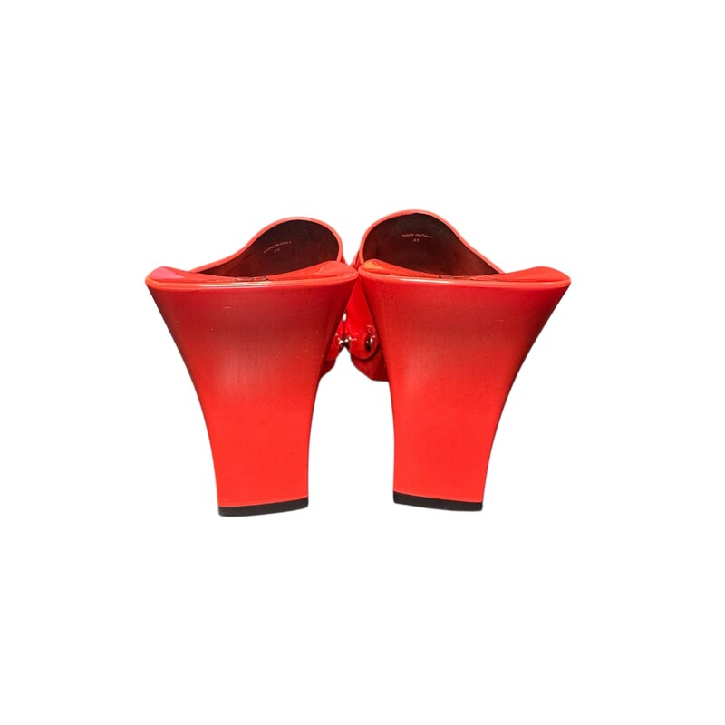 Versace Medusa Patent Leather Mules<br />
<br />
Size 41<br />
<br />
In excellent condition. Some minor war<br />
<br />
Does not come with original dust bag or box.