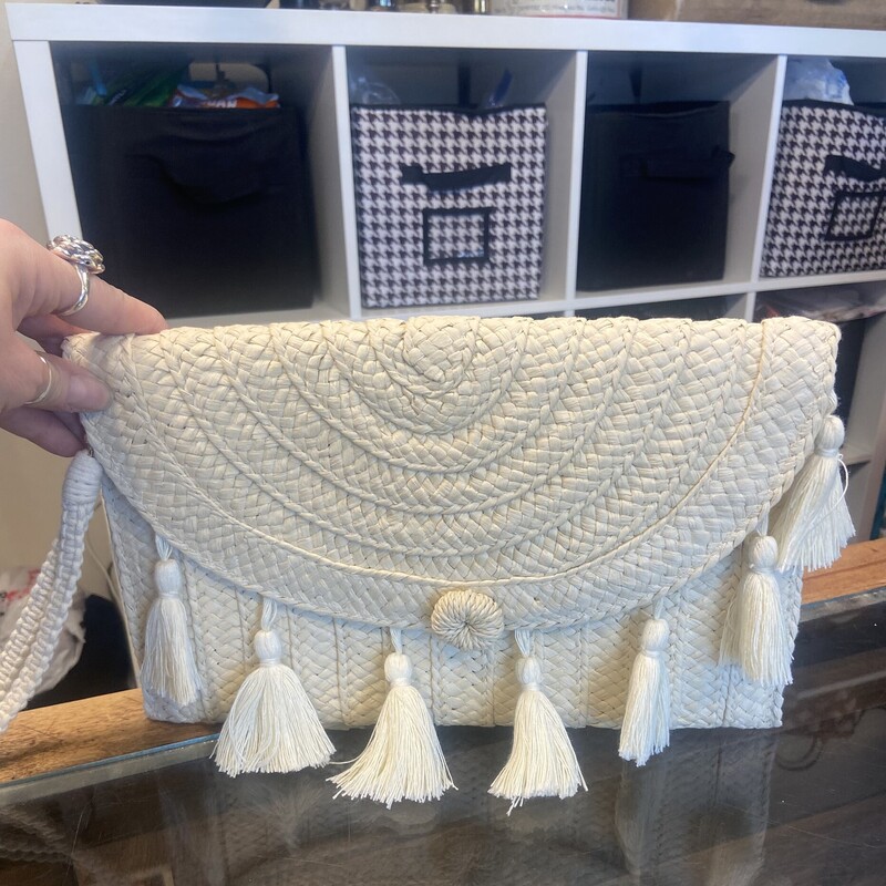 Nat Straw Tassel Clutch