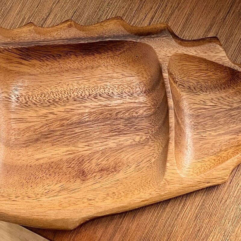 Plate Fish Acacia Wood,
Size: 21 X 8