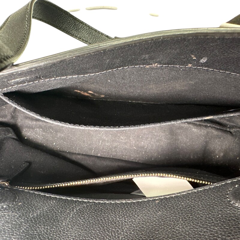 Versace Medusa Leather Shoulder Bag<br />
<br />
045FE65A986A80<br />
<br />
Dimensions:<br />
12inW x 7.5inHx3inD<br />
<br />
In very good condition. Light wear to the exterior leather.<br />
<br />
Does not come with the original dust bag or box.