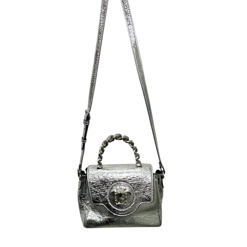 Versace La Medusa Top Handle Mini Silver<br />
<br />
Code: 04A496AB41290<br />
<br />
Dimensions:<br />
L20 x W10 x H17 cm<br />
<br />
In very good condition. Light corner wear.<br />
<br />
Does not come with the original dust bag or box.