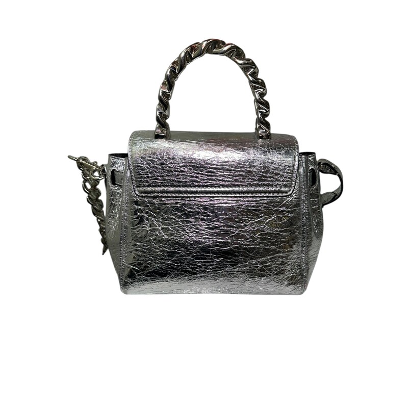 Versace La Medusa Top Handle Mini Silver

Code: 04A496AB41290

Dimensions:
L20 x W10 x H17 cm

In very good condition. Light corner wear.

Does not come with the original dust bag or box.