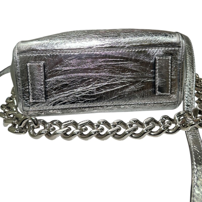 Versace La Medusa Top Handle Mini Silver<br />
<br />
Code: 04A496AB41290<br />
<br />
Dimensions:<br />
L20 x W10 x H17 cm<br />
<br />
In very good condition. Light corner wear.<br />
<br />
Does not come with the original dust bag or box.