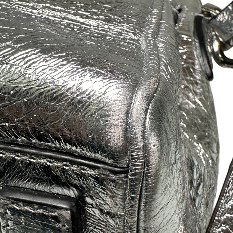 Versace La Medusa Top Handle Mini Silver<br />
<br />
Code: 04A496AB41290<br />
<br />
Dimensions:<br />
L20 x W10 x H17 cm<br />
<br />
In very good condition. Light corner wear.<br />
<br />
Does not come with the original dust bag or box.