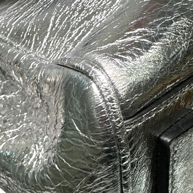 Versace La Medusa Top Handle Mini Silver<br />
<br />
Code: 04A496AB41290<br />
<br />
Dimensions:<br />
L20 x W10 x H17 cm<br />
<br />
In very good condition. Light corner wear.<br />
<br />
Does not come with the original dust bag or box.