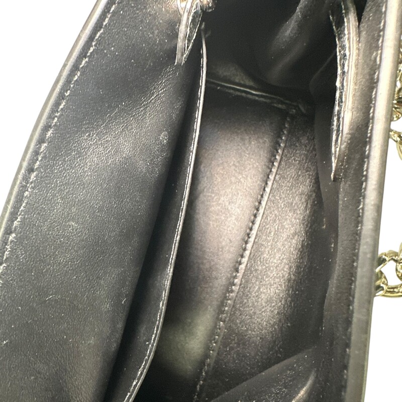 Versace La Medusa Top Handle Mini Silver<br />
<br />
Code: 04A496AB41290<br />
<br />
Dimensions:<br />
L20 x W10 x H17 cm<br />
<br />
In very good condition. Light corner wear.<br />
<br />
Does not come with the original dust bag or box.