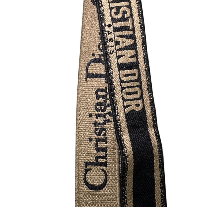 Christian Dior Logo Shoulder Strap Embroidered Canvas Thin<br />
<br />
Dimensions:<br />
1.5in W<br />
<br />
In very good condition. Light wear to the hardware and canvas.<br />
<br />
Comes with the original dust bag.