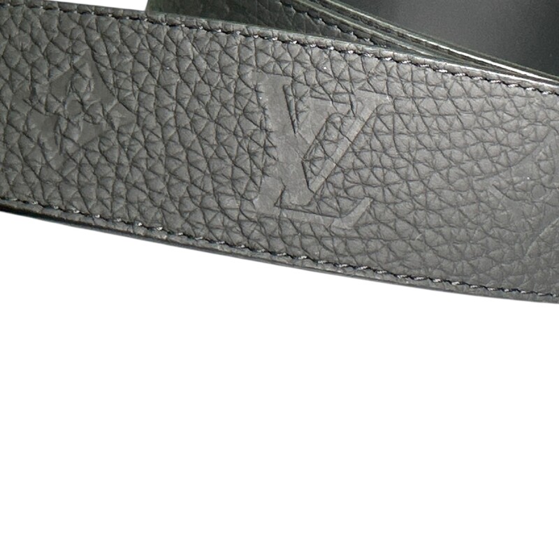 Louis Vuitton LV Initiales 40mm Reversible Belt<br />
<br />
Size 110<br />
40mm<br />
<br />
Code: JJ4251<br />
<br />
In excellent condition.<br />
<br />
Does not come with the original dust bag or box.