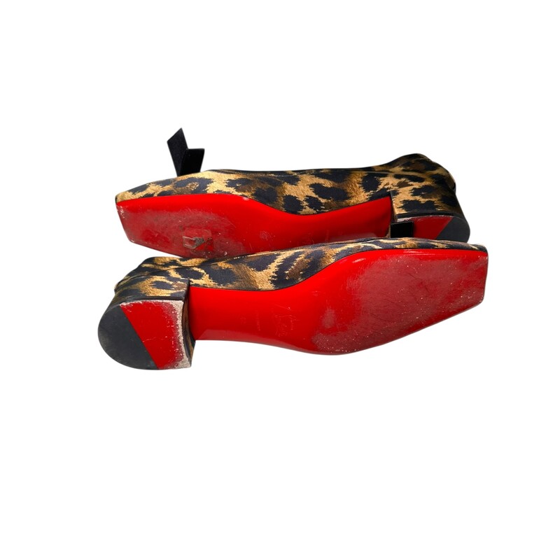 Louboutin Mamaflirt Leopard Pumps<br />
<br />
Size: 42<br />
<br />
In very good condition. Light scuffing on the bottom.<br />
<br />
Does not come with the original dust bag or box.