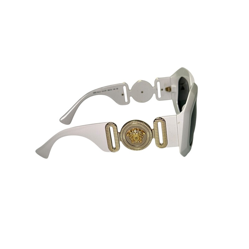 Versace Biggie Square White MOD 424<br />
<br />
Light scratching lens.<br />
<br />
Comes with the original case.
