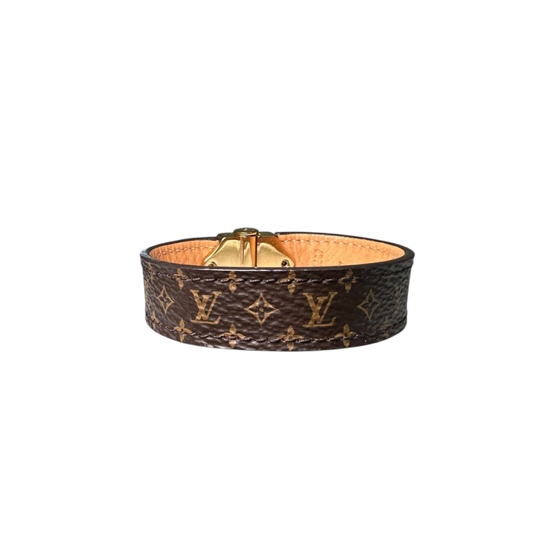 Louis Vuitton Nano Monogram Bracelet

Size 17

Code: BC3107

In very good condition. Light scratching to hardware.

Does not come with the original dust bag or box.