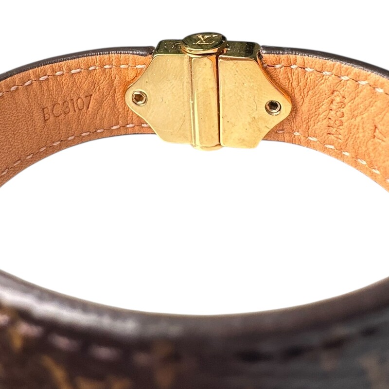 Louis Vuitton Nano Monogram Bracelet

Size 17

Code: BC3107

In very good condition. Light scratching to hardware.

Does not come with the original dust bag or box.