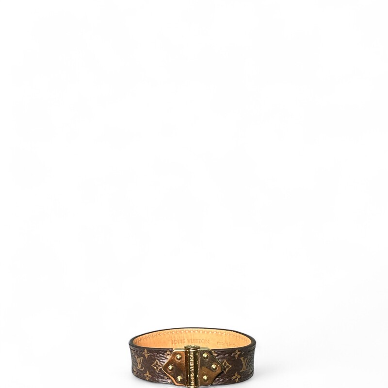 Louis Vuitton Nano Monogram Bracelet

Size 17

Code: BC3107

In very good condition. Light scratching to hardware.

Does not come with the original dust bag or box.