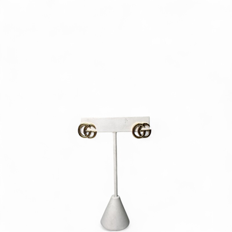 Gucci GG Marmont Studs Gold

Dimensions:
Charm: 0.45W x 0.59L

In excellent condition.

Comes with the original dust bag and box.