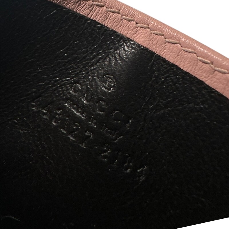 Gucci Marmont Card Case Pink<br />
<br />
Date Code: 443127 2134<br />
<br />
Dimensions:<br />
4W x 2.5H<br />
<br />
In very good condition. Light wear to the hardware.<br />
<br />
Does come with the original dust bag or box.