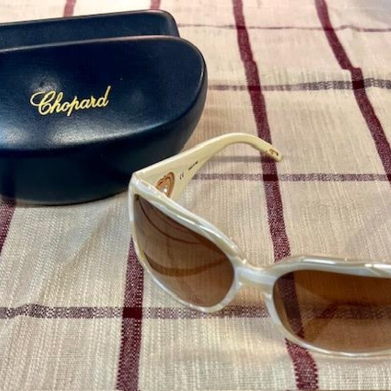 Chopard Pearlized Glasses<br />
Comes with original case<br />
Swiss luxury brand<br />
 Cream, Brown, White<br />
Size: 6x6H