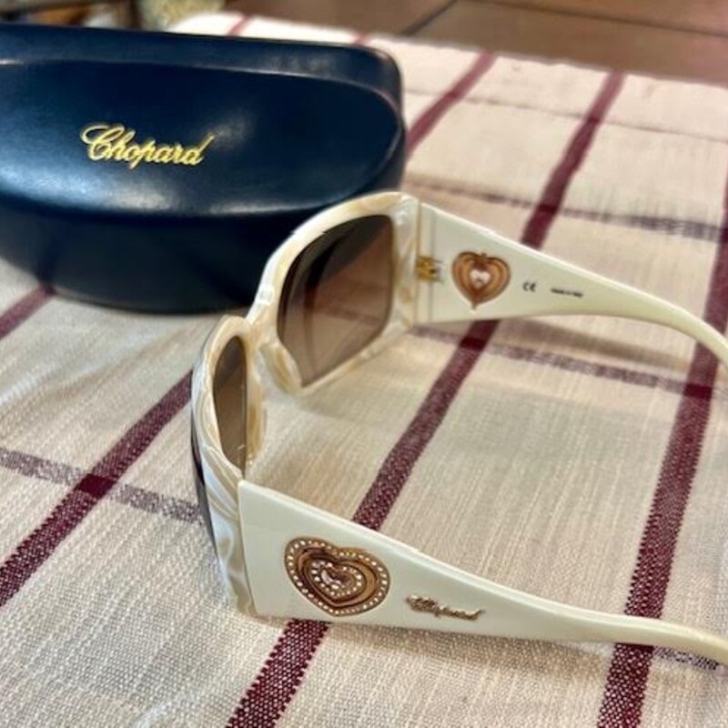 Chopard Pearlized Glasses
Comes with original case
Swiss luxury brand
 Cream, Brown, White
Size: 6x6H