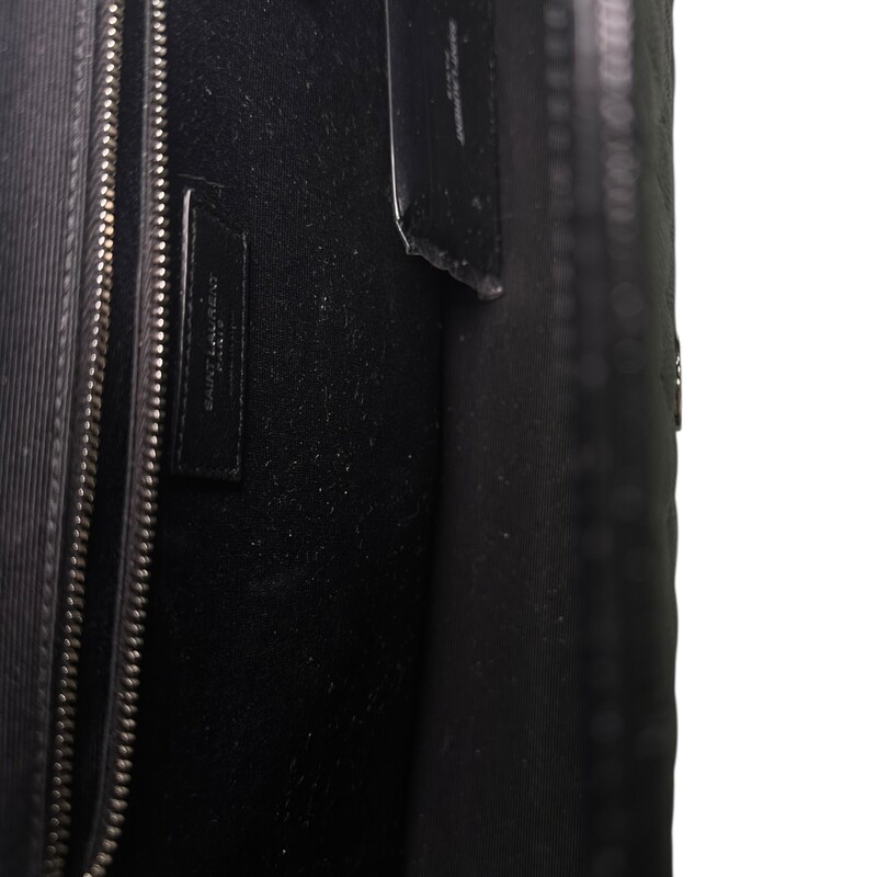 Saint Laurent Triquil Enveloped Grained Leather Bag<br />
<br />
Style Code:MAL600166.0322<br />
<br />
Dimensions:<br />
Base length: 9.25 in<br />
Height: 6.5 in<br />
Width: 2.5 in<br />
Drop: 12 in<br />
Drop: 22.5 in<br />
<br />
In very good condition. Some minor sctarches on hardware.<br />
<br />
Comes with the original dust bag. No box.