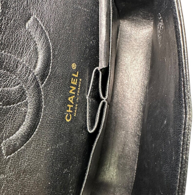 Chanel Flap Caviar Black<br />
<br />
Code: 9508***<br />
<br />
Dimensions:<br />
10 x 6 x 2.5<br />
<br />
In very good condition. Light scratching to the interior.<br />
<br />
Comes with original box. No dust bag.