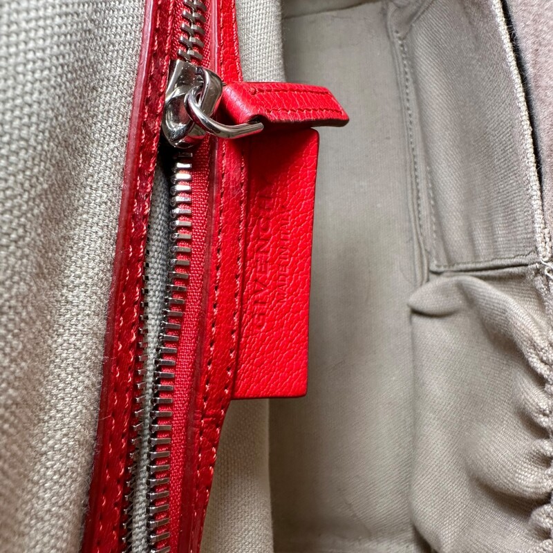 Givenchy Antigonia Mini Red

Date Code:
MP B 01667

Dimensions:
8.5W x 7.5H x 5D
3 handle drop
19-23 strap drop

In very good condition. Light scuffs to the exterior.

Comes with the origina dust bag. No box.