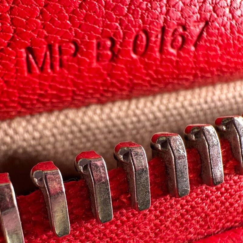 Givenchy Antigonia Mini Red

Date Code:
MP B 01667

Dimensions:
8.5W x 7.5H x 5D
3 handle drop
19-23 strap drop

In very good condition. Light scuffs to the exterior.

Comes with the origina dust bag. No box.