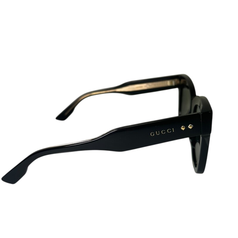 Gucci GG1082S Black Square

Light scratching to the lens and frames.

Does not come with the original dust bag or box.