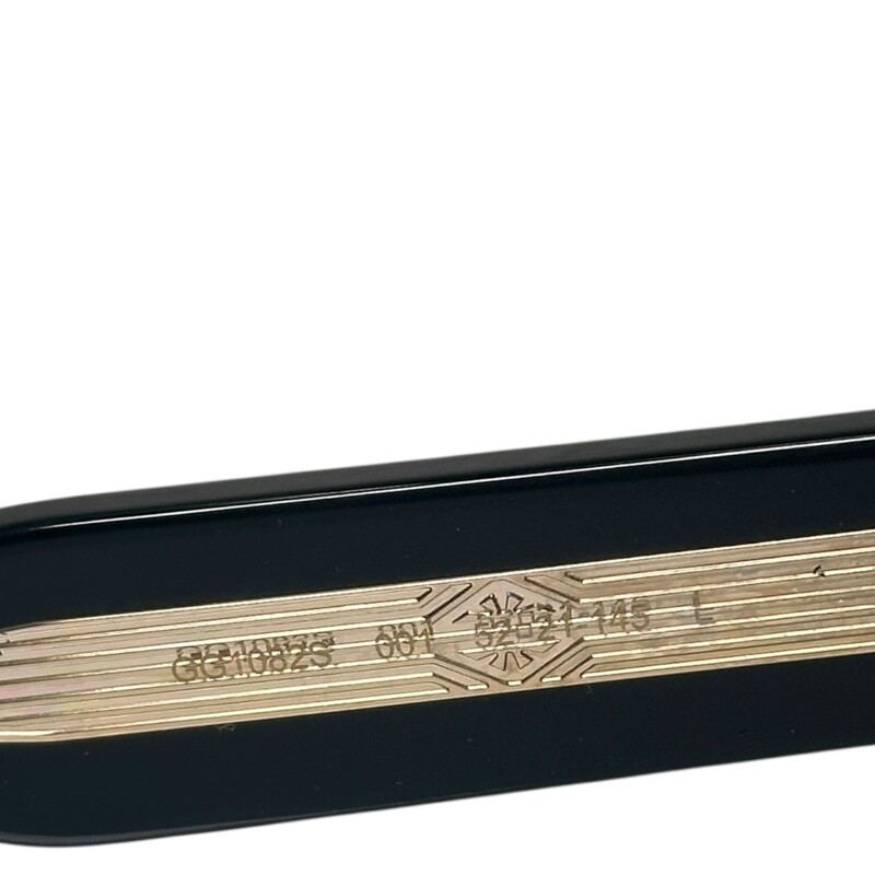 Gucci GG1082S Black Square<br />
<br />
Light scratching to the lens and frames.<br />
<br />
Does not come with the original dust bag or box.