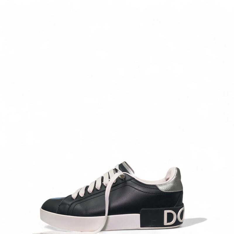 Dolce & Gabbana Portofino Black & White Sneakers

In very good condition. Some minor wear on the leather.

Comes with original dust bag. No box.