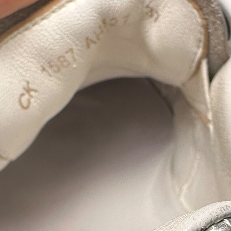 Dolce & Gabbana Portofino Black & White Sneakers

In very good condition. Some minor wear on the leather.

Comes with original dust bag. No box.