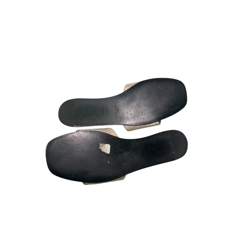 Givenchy 4G Canvas Brown Leather Slides<br />
<br />
Style Code: RM0292<br />
<br />
In very good condition. Some mimor wear on bottoms.<br />
<br />
Does not come with original dust bag or box.