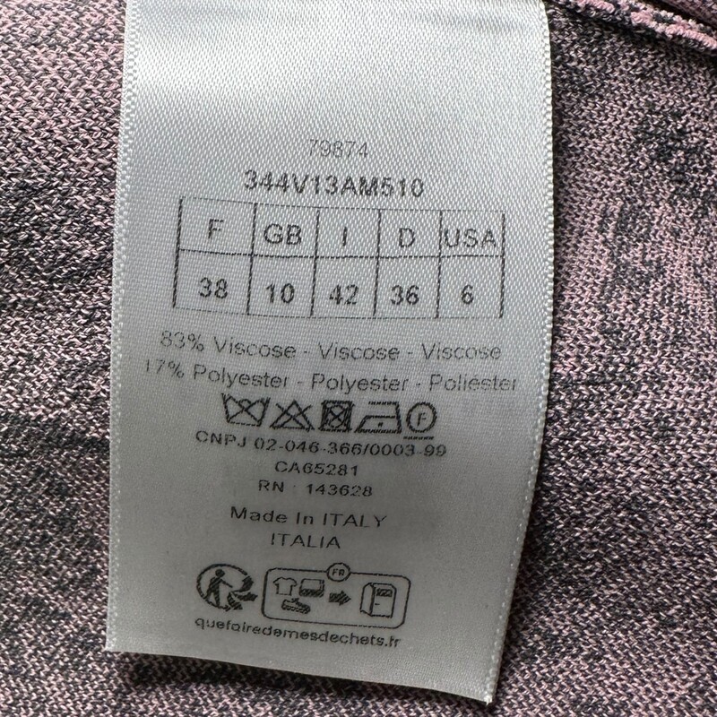 Dior Toile De Jouy Button Down Crop Pink

Size 6

In excellent condition.