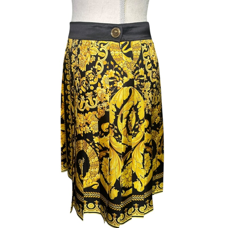 Versace Mini Pleated, Barocco<br />
<br />
Size 42<br />
<br />
In excellent condition.