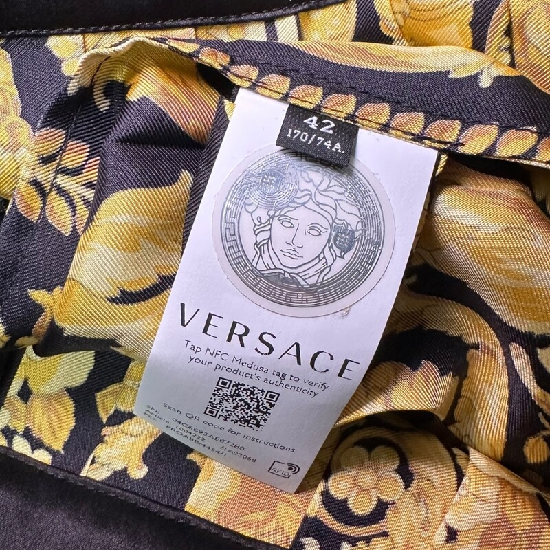 Versace Mini Pleated, Barocco<br />
<br />
Size 42<br />
<br />
In excellent condition.
